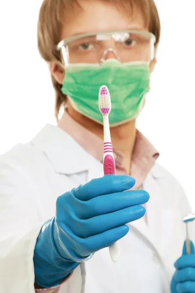 Un dentista masculino con un cepillo de dientes — Foto de Stock