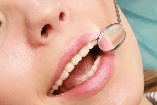 Женщина у дантиста — стоковое фото
