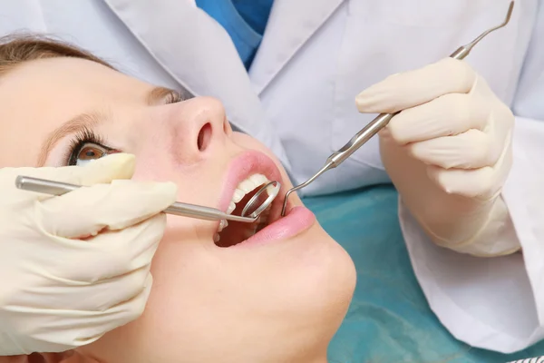 Mulher no dentista — Fotografia de Stock