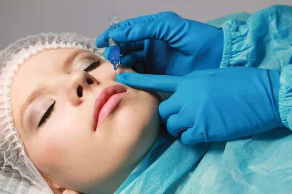 A woman receiving an injection — Stock Photo, Image