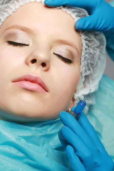 A woman receiving an injection — Stock Photo, Image