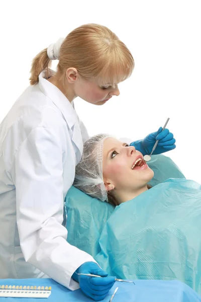 Examinando os dentes do paciente — Fotografia de Stock