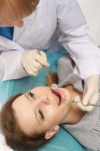 Die Zähne des Patienten untersuchen — Stockfoto