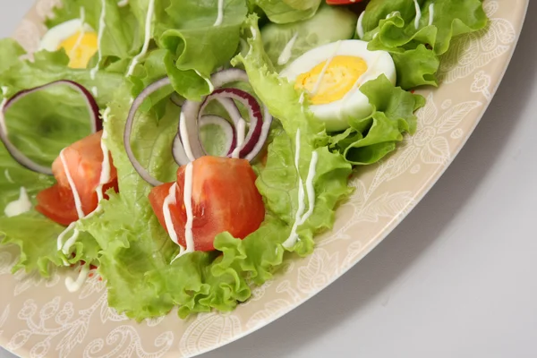 Close-up van een frisse salade op de plaat — Stockfoto