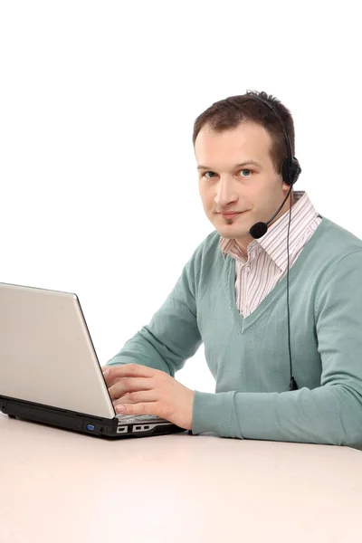 Man werkt aan een laptop — Stockfoto