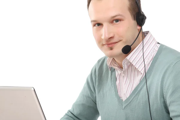 Homem com fones de ouvido trabalhando no laptop — Fotografia de Stock