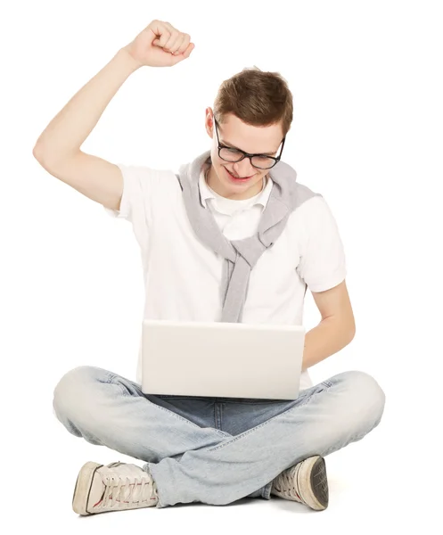 Een man die werkt met een laptop op de verdieping — Stockfoto
