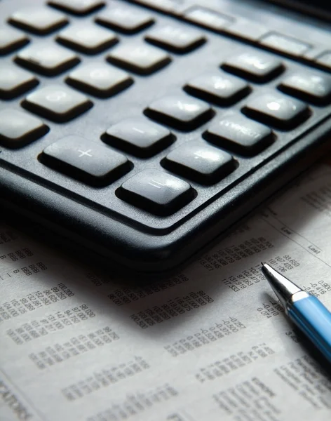 Primer plano de la pluma y la calculadora sobre papel — Foto de Stock