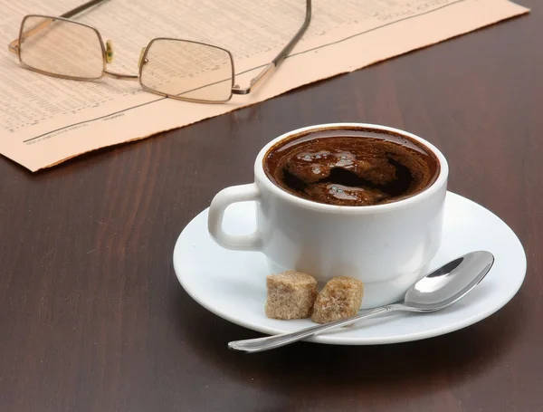 Tazza di caffè e giornale — Foto Stock