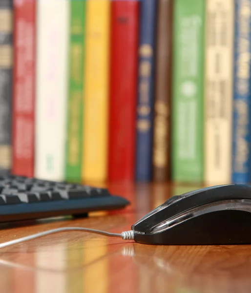 Mysz komputerową na biurku — Zdjęcie stockowe