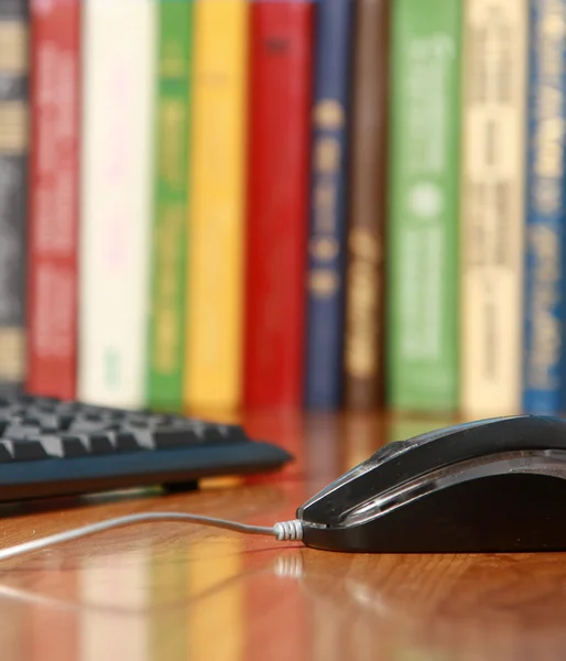 Mouse de computador na mesa — Fotografia de Stock