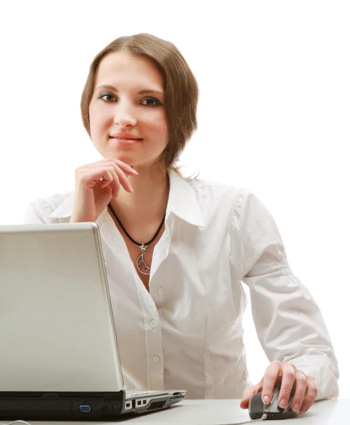 Uma jovem mulher sentada com um laptop — Fotografia de Stock