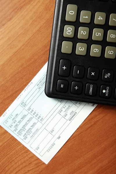 Gros plan de la calculatrice sur papier — Photo