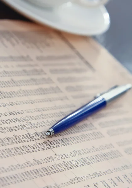 Tasse Kaffee in der Nähe der Presse — Stockfoto