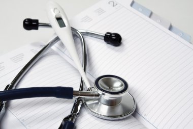 steteskop ile referans kitapları.