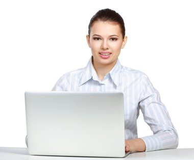 Beyaz arka plan üzerinde izole bir dizüstü bilgisayar ile oturan genç bir kadın.