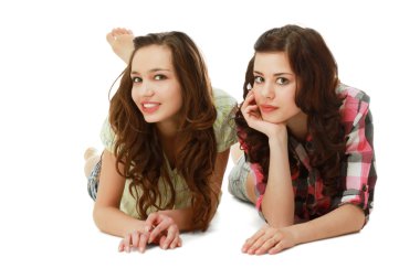 yerde yatarken iki güzel Üniversiteli kızlar.