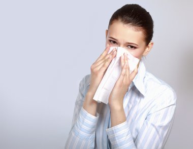 Hasta kadın burnunu siliyor.