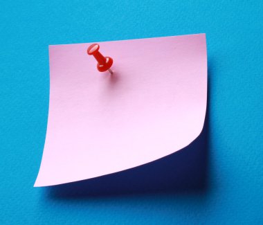 pembe kağıt Not izole mavi zemin üzerine.