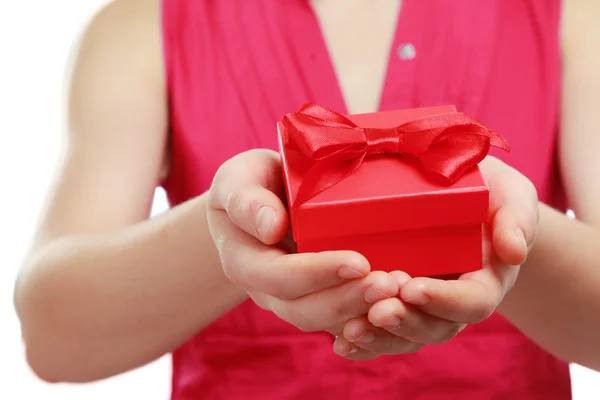 Vrouw met doos van de gift — Stockfoto