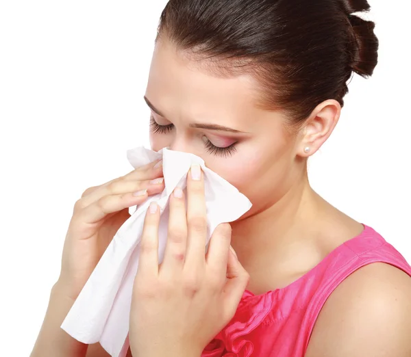 Mulher doente soprando o nariz, fundo branco . — Fotografia de Stock