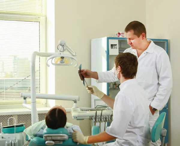 Jeune femme avec dentiste en chirurgie dentaire. Soins de santé, médecine . — Photo