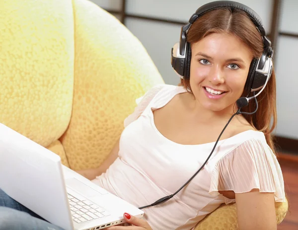 Eine Frau arbeitet an einem Laptop. — Stockfoto