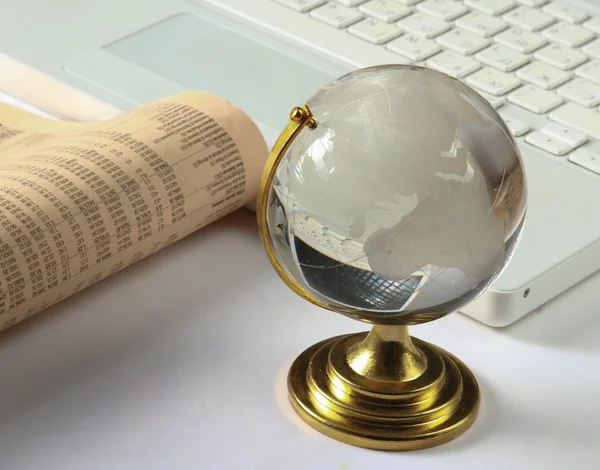 Achtergrond met laptop en globe. — Stockfoto