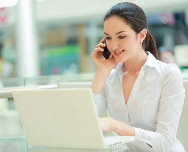 Porträt einer lächelnden Geschäftsfrau. — Stockfoto