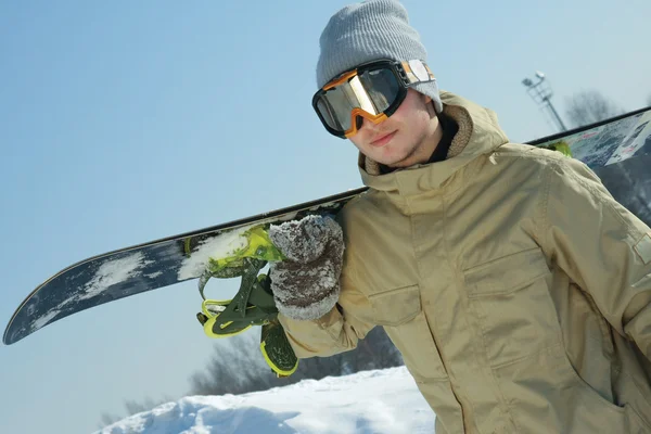 Snowboarder de pé com bordo . — Fotografia de Stock