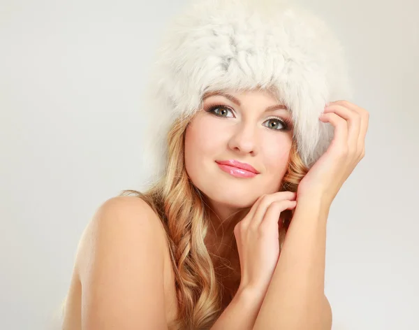 Piękna modelka dziewczyna w futrzanym kapeluszu — Zdjęcie stockowe