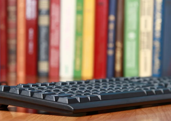 Die Tastatur auf dem Schreibtisch. — Stockfoto