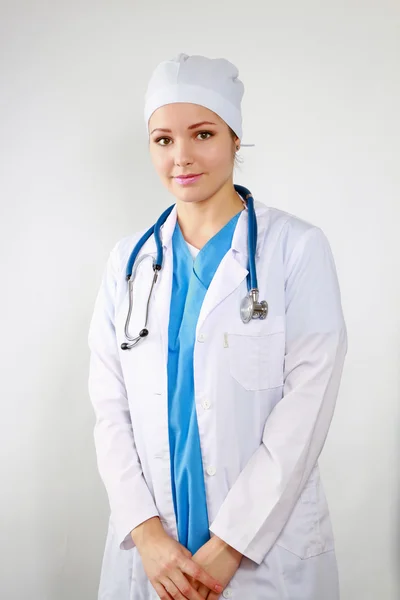 Sonriente médico mujer con estetoscopio — Foto de Stock