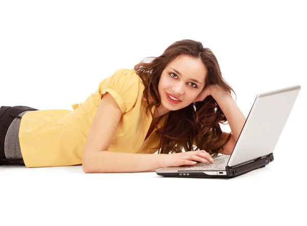 A young woman lying with a laptop. — Stockfoto