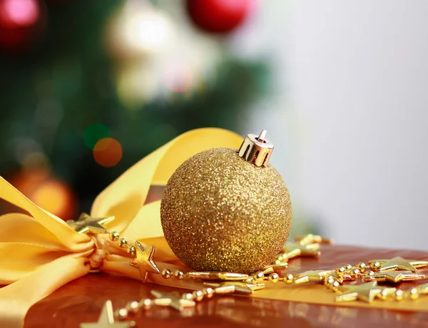 Caja de regalo de Navidad y bola . —  Fotos de Stock