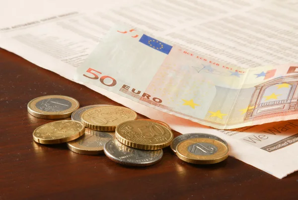Dinheiro: moedas e letras em euros — Fotografia de Stock