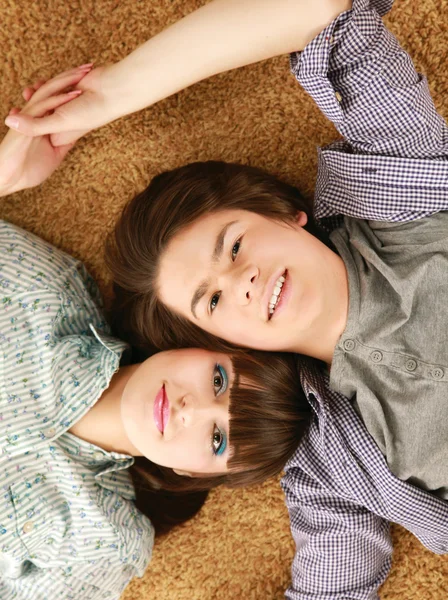 床に横たわって若いカップル — ストック写真