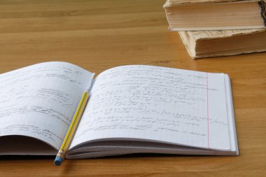 defter kalem ahşap tablo ile.