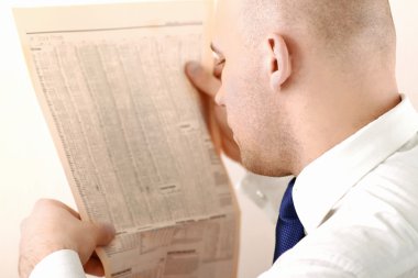 Gazete okuyan bir işadamı..