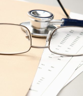 kalem, stetoskop, kağıtları ve gözlük ile klasör.