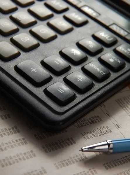 Office stilleben, miniräknare och dokument. — Stockfoto