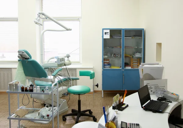 Cadeira de dentista moderno em uma sala médica. — Fotografia de Stock