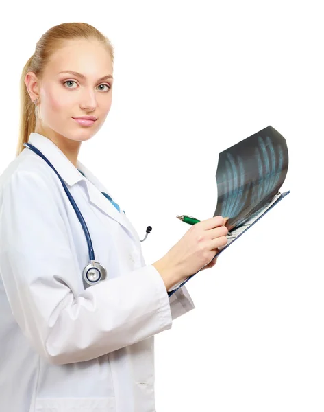 Kvinnliga läkare undersöka en röntgenbild — Stockfoto