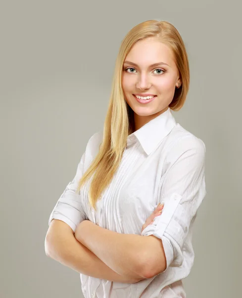 Een portret van een lachende jonge vrouw — Stockfoto