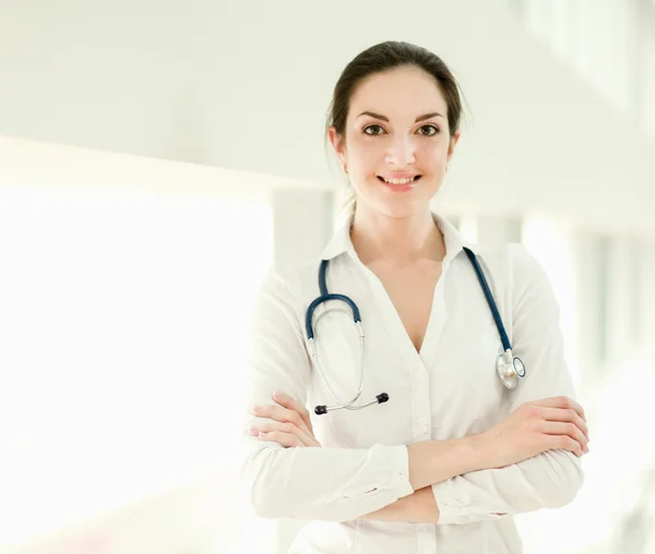 Medico sorridente donna con stetoscopio — Foto Stock