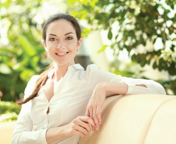 Donna seduta sul divano di casa — Foto Stock