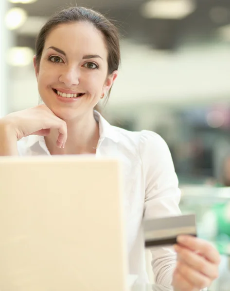 Femme assise sur le bureau et faisant du shopping en ligne — Photo