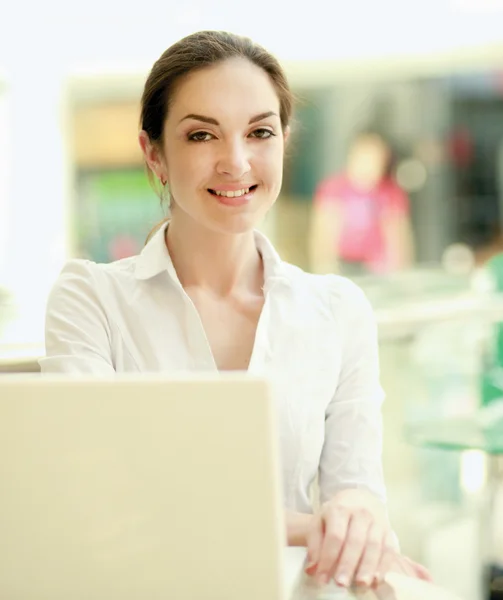 Mulher sentada com laptop — Fotografia de Stock