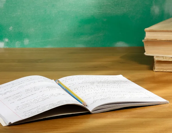Notitieboekje met potlood op de houten tafel. — Stockfoto