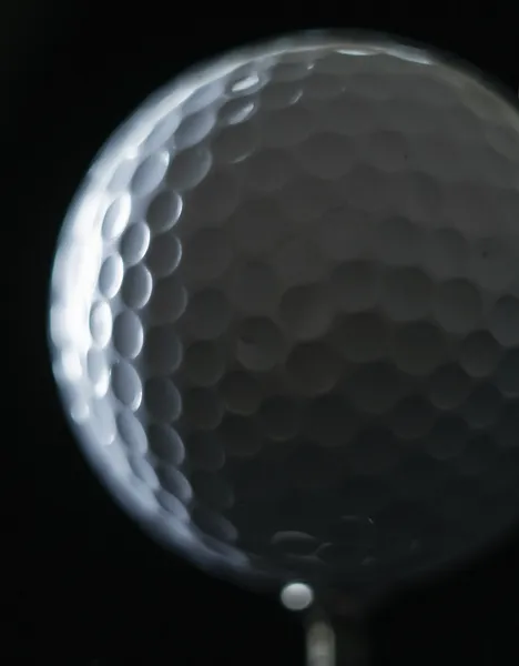 Um close-up de uma bola de golfe — Fotografia de Stock